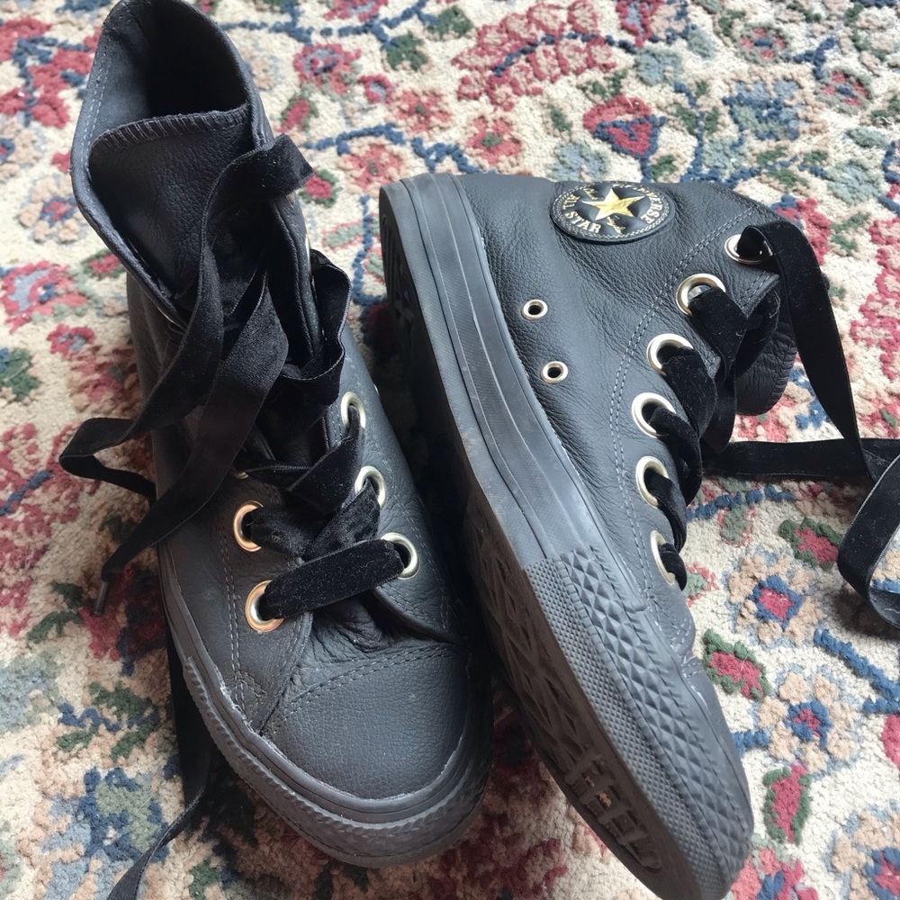 black rubber chucks w velvet laces sz 9